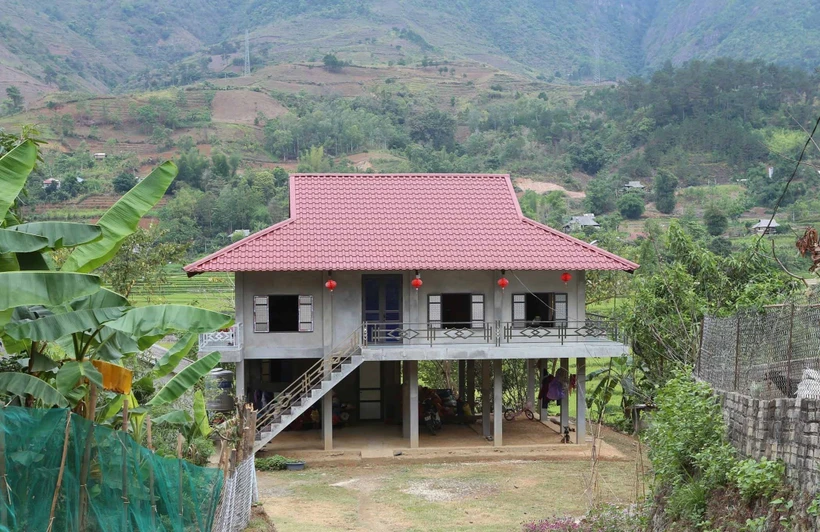 Huyện Than Uyên (Lai Châu) hiện có 7/11 xã đạt chuẩn Nông thôn mới. Trong ảnh: Những ngôi nhà mới xây của đồng bào dân tộc Tây Bắc tại huyện Than Uyên (Lai Châu). Ảnh: Quý Trung – TTXVN