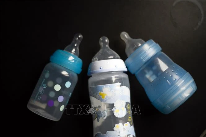 Trẻ sơ sinh bú bình có thể nuốt phải hàng triệu hạt vi nhựa mỗi ngày