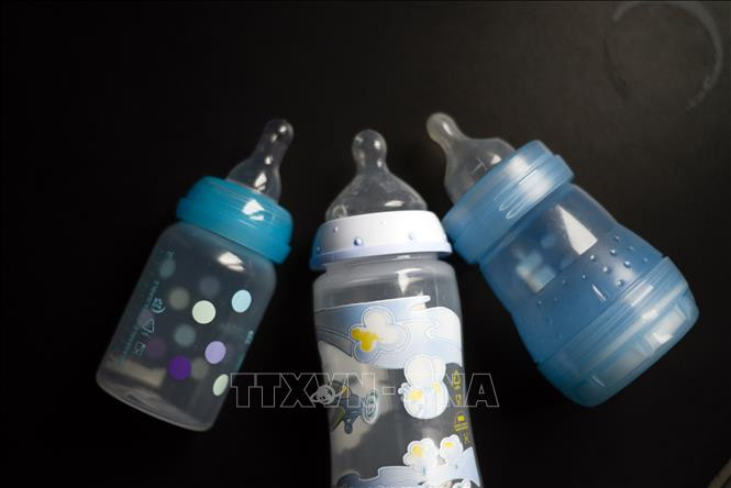 Trẻ sơ sinh bú bình có thể nuốt phải hàng triệu hạt vi nhựa mỗi ngày
