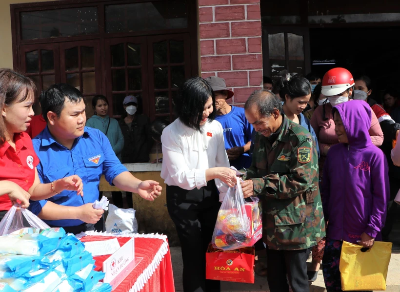 Chợ Tết nhân ái đến với đồng bào vùng cao Quảng Ngãi