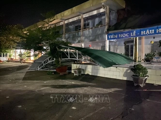 Tâm của lốc xoáy quét qua địa bàn xã Lộc Thành, huyện Bảo Lâm đã làm 2 phòng học tại Trường Tiểu học Nguyễn Khuyến bị tốc mái, trong đó có 1 phòng học bị tốc mái hoàn toàn. Ảnh: TTXVN