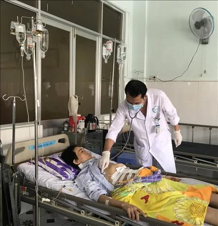 Bệnh nhân Đào Thị Mỹ Lệ được các bác sỹ Bệnh viện Đa khoa tỉnh Kon Tum thăm khám, tiếp tục theo dõi sức khỏe sau phẫu thuật. Ảnh: Cao Nguyên - TTXVN