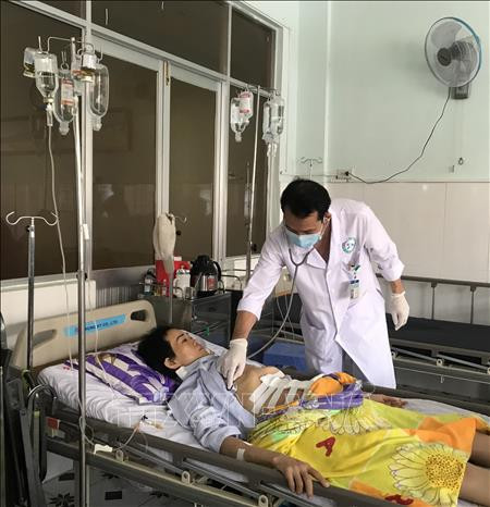 Bệnh nhân Đào Thị Mỹ Lệ được các bác sỹ Bệnh viện Đa khoa tỉnh Kon Tum thăm khám, tiếp tục theo dõi sức khỏe sau phẫu thuật. Ảnh: Cao Nguyên - TTXVN