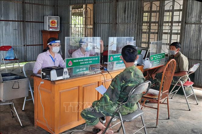 Người nghèo vay vốn chính sách tại Điểm Giao dịch xã Chế Tạo, huyện Mù Cang Chải. Ảnh: Tiến Khánh - TTXVN
