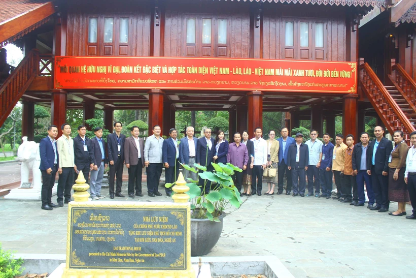 Trưởng bản tiêu biểu Việt – Lào xúc động khi thăm quê Bác Hồ