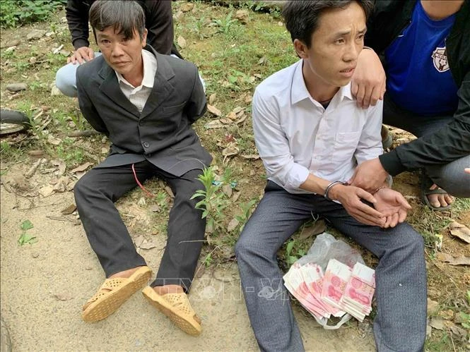 Bắt hai đối tượng Giàng A Sài và Giàng A Da bán tiền Trung Quốc giả