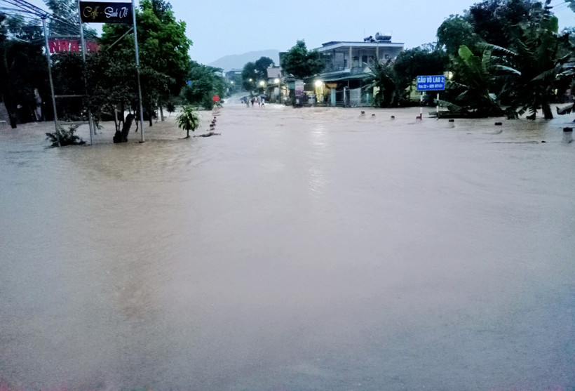 Khu vực cầu Võ Lao 2 thuộc huyện Văn Bàn (Lào Cai) trở thành "biển nước" mênh mông. Nguồn: baolaocai.vn