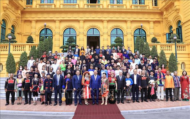 Chủ tịch nước tiếp Đoàn già làng, trưởng bản, nghệ nhân người dân tộc thiểu số tiêu biểu
