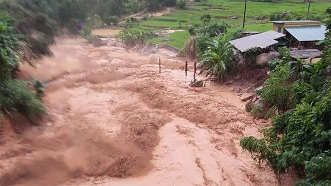 Tích cực tìm kiếm nạn nhân bị mất tích nghi do lũ cuốn tại Lào Cai