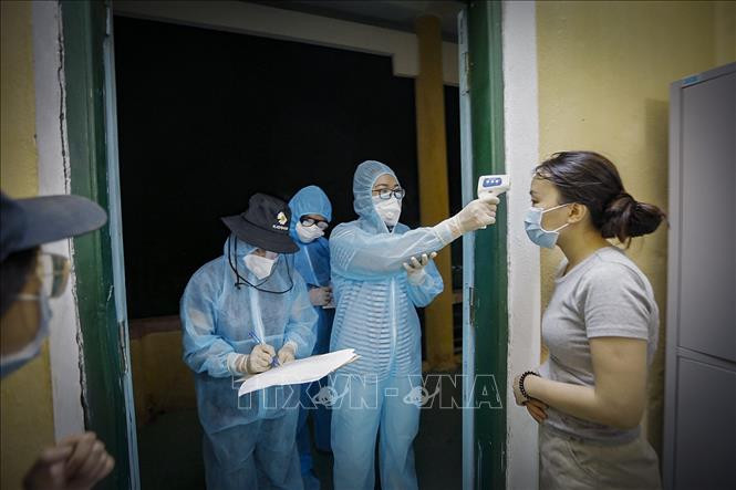 Ngay sau khi các công dân ổn định chỗ nghỉ ở khu cách ly tập trung, các bác sỹ lên từng phòng để đo thân nhiệt và lấy thông tin của từng người. Ảnh: Trọng Đạt - TTXVN