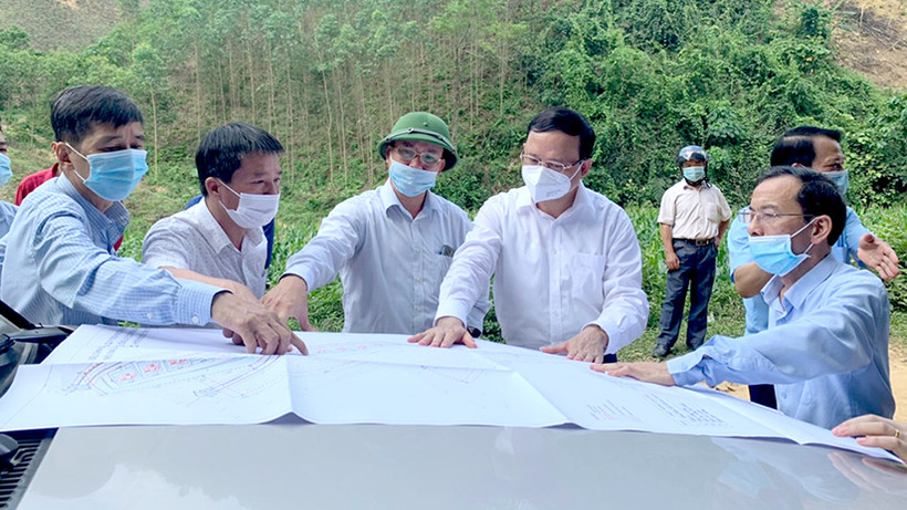 Phó Chủ tịch UBND tỉnh Nguyễn Mạnh Tuấn kiểm tra công trình di dân thôn Ngòi Cái, xã Tiến Bộ. Ảnh: tuyenquang.gov.vn