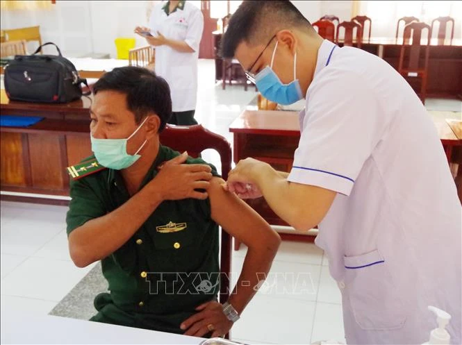 Lập danh sách 10 nhóm ưu tiên tiêm vaccine COVID-19 miễn phí toàn quốc
