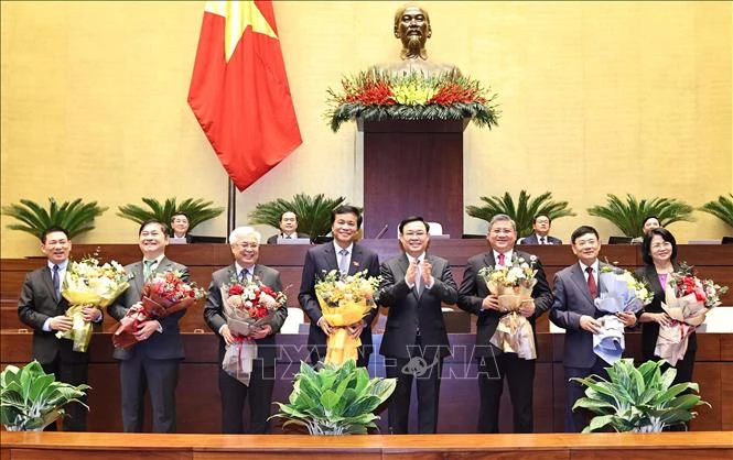 Chủ tịch Quốc hội Vương Đình Huệ tặng hoa Phó Chủ tịch nước Đặng Thị Ngọc Thịnh và một số ủy viên Ủy ban Thường vụ Quốc hội vừa được miễm nhiệm. Ảnh: Trọng Đức - TTXVN