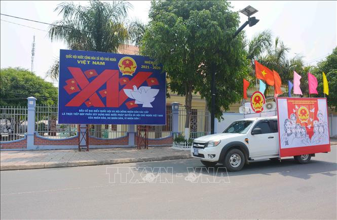Krông Bông, huyện vùng sâu vùng xa có đông đồng bào dân tộc thiểu số sinh sống Krông Bông treo băng rôn, khẩu hiệu tuyên truyền về bầu cử. Ảnh: Hoài Thu – TTXVN