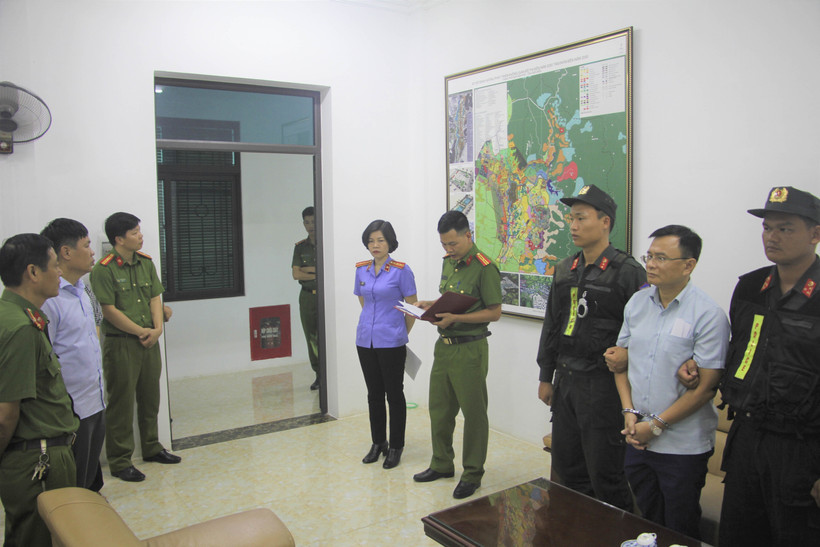 Cơ quan Cảnh sát điều tra Công an tỉnh công bố lệnh bắt tạm giam Phó Chủ tịch UBND thành phố Điện Biên Phủ. Ảnh: TTXVN phát