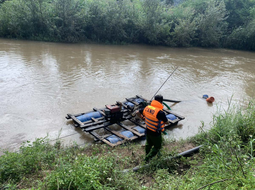 Gia Lai: Ba cha con gặp nạn thương tâm khi qua suối