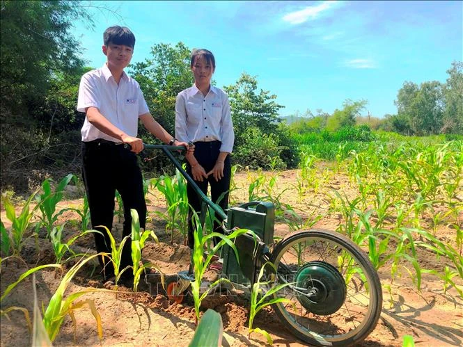 Học sinh lớp 9 ở Bình Định chế tạo máy cày làm cỏ, bón phân
