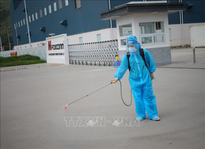 Phun khử khuẩn khu vực xung quanh Công ty TNHH New Wing Interconnect Technology, tại KCN Vân Trung, huyện Việt Yên. Ảnh: Danh Lam-TTXVN