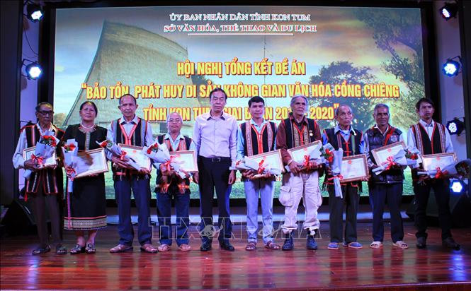 Sở Văn hóa, Thể thao và Du lịch tỉnh Kon Tum khen thưởng cho các tập thể, cá nhân có cống hiến tiêu biểu về bảo tồn, phát huy di sản không gian văn hóa cồng chiêng. Ảnh: Khoa Chương – TTXVN