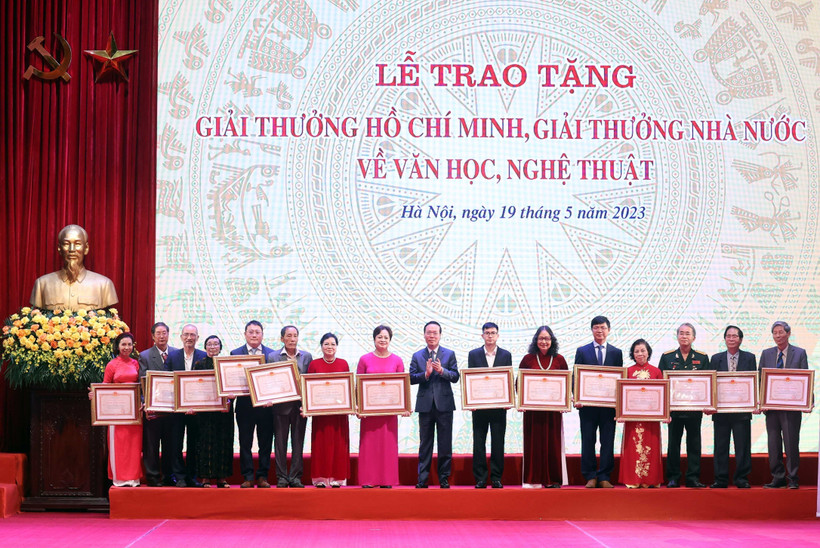 Chủ tịch nước Võ Văn Thưởng trao tặng Giải thưởng Hồ Chí Minh cho các tác giả, đại diện gia đình các tác giả. Ảnh: Thống Nhất-TTXVN