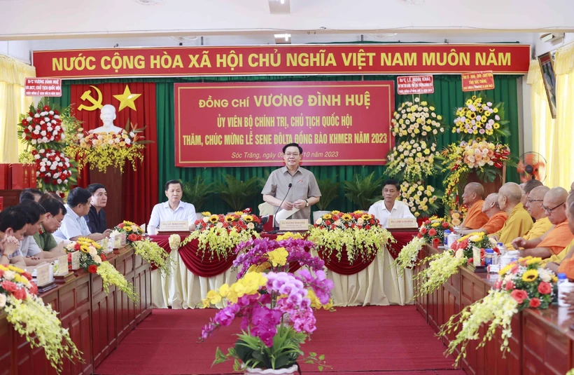 Chủ tịch Quốc hội Vương Đình Huệ thăm, chúc mừng Hội Đoàn kết sư sãi yêu nước tỉnh Sóc Trăng nhân Lễ Sene Dolta