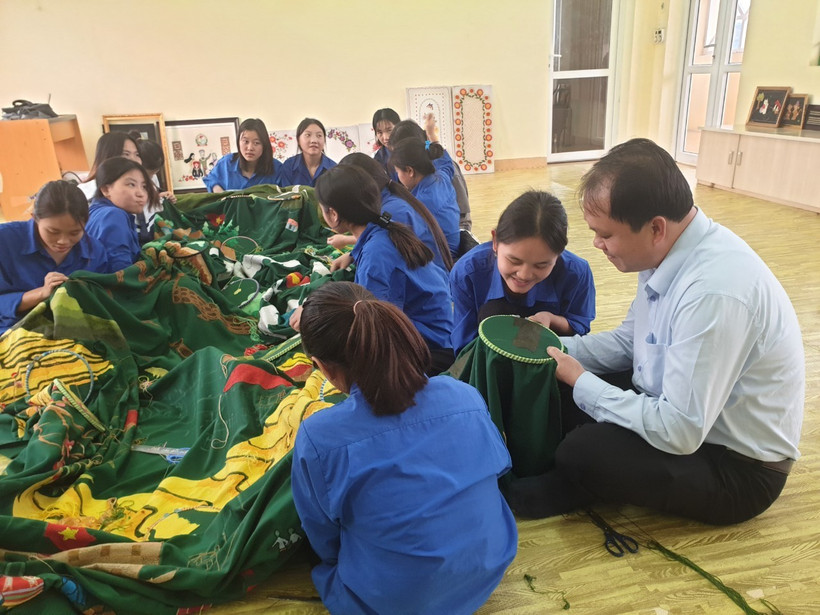Giữ hồn dân tộc trên những đường kim, mũi chỉ