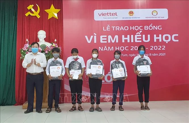Trao 570 suất học bổng “Vì em hiếu học” tại tỉnh Kon Tum