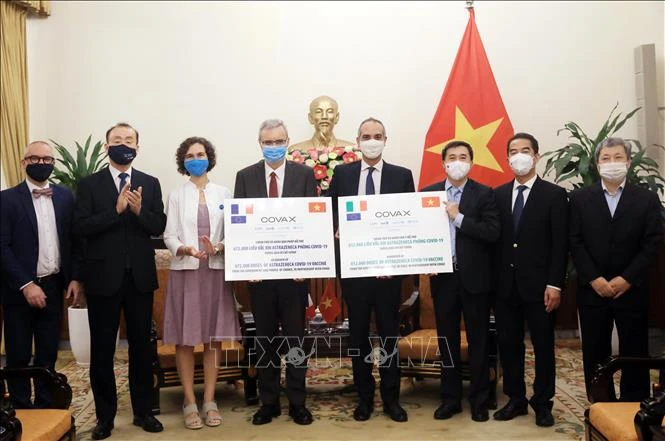 Tiếp nhận 1,5 triệu liều vaccine phòng COVID-19 từ Pháp và Italy