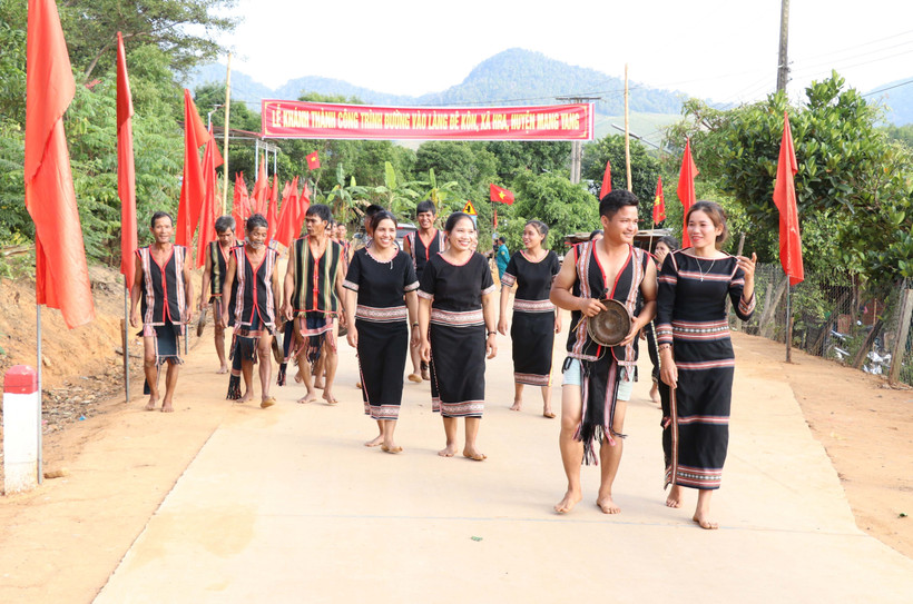 Niềm vui nhân đôi của bà con làng Đê Kôn