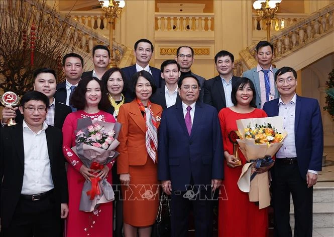 Thủ tướng Chính phủ Phạm Minh Chính với các tác giả, nhóm tác giả đoạt Giải báo chí toàn quốc về xây dựng Đảng lần thứ VI năm 2021 của Thông tấn xã Việt Nam. Ảnh: Dương Giang - TTXVN