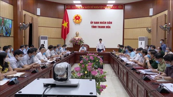 Toàn cảnh cuộc họp khẩn trong đêm của UBND tỉnh Thanh Hoá để triển khai công tác phòng chống COVID-19. Ảnh: Nguyễn Nam-TTXVN