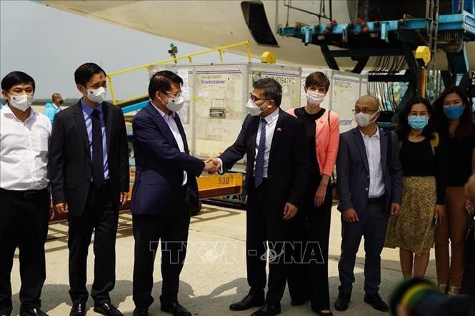 Lô vaccine phòng COVID-19 đầu tiên đã về đến Việt Nam