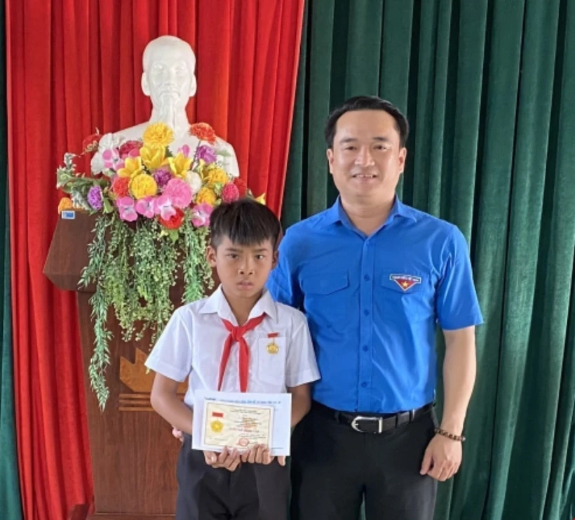 Trao Huy hiệu "Tuổi trẻ dũng cảm" tặng học sinh lớp 4 cứu người đuối nước