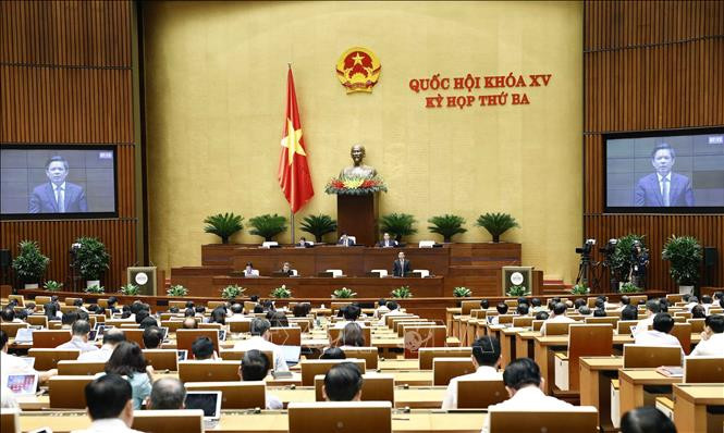 Chiều 6/6/2022, Quốc hội họp phiên toàn thể tại hội trường để biểu quyết thông qua Nghị quyết về Chương trình giám sát của Quốc hội năm 2023; thảo luận về tổng kết, đánh giá tổng thể tình hình thực hiện Nghị quyết số 66/2013/QH13 và kế hoạch triển khai dự