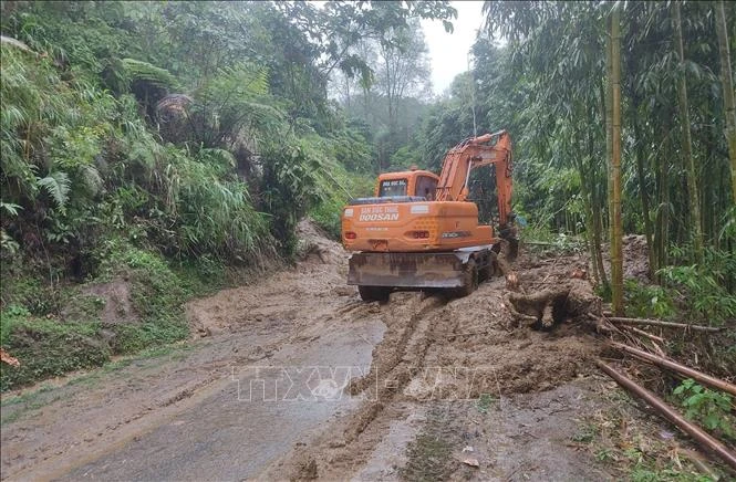  Nỗ lực thông tuyến giao thông do sạt lở tại Bát Xát