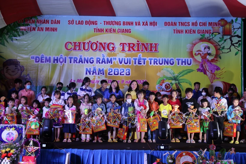 Đón Tết Trung Thu với trẻ em vùng sâu Kiên Giang
