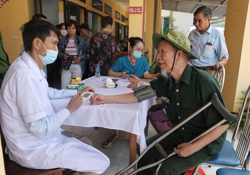 Khám chữa bệnh miễn phí cho các thương, bệnh binh, gia đình chính sách, thân nhân gia đình liệt sỹ trên địa bàn tỉnh. Ảnh: Danh Lam –TTXVN