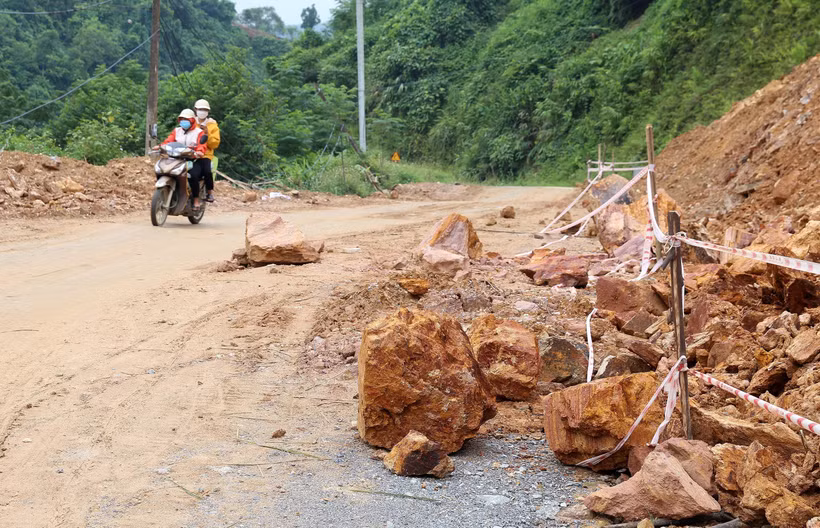 Lào Cai khẩn trương xử lý các điểm sạt lở trên Tỉnh lộ l56B