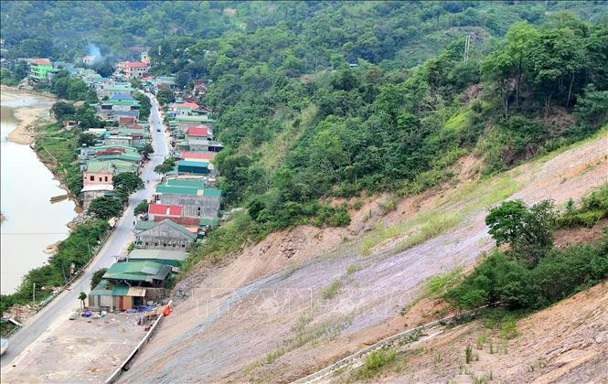 Hàng chục hộ dân ở Mường Xén thấp thỏm nỗi lo sạt lở đồi