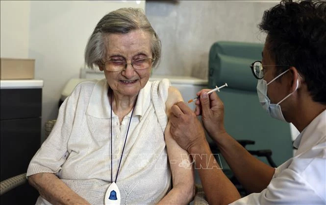 Mũi vaccine tăng cường ngừa COVID-19 có hiệu quả gần 4 tháng đối với người cao tuổi
