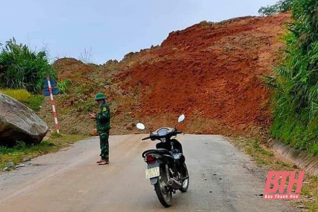 Sạt lở đất đá trên Quốc lộ 15C, huyện Mường Lát bị chia cắt