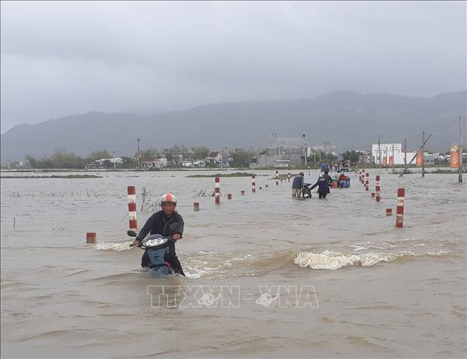 Tuyến đường từ xã Cát Tiến, huyện Phù Cát đi xã Phước Thắng, huyện Tuy Phước, bị ngập sâu . Ảnh: Tường Quân - TTXVN
