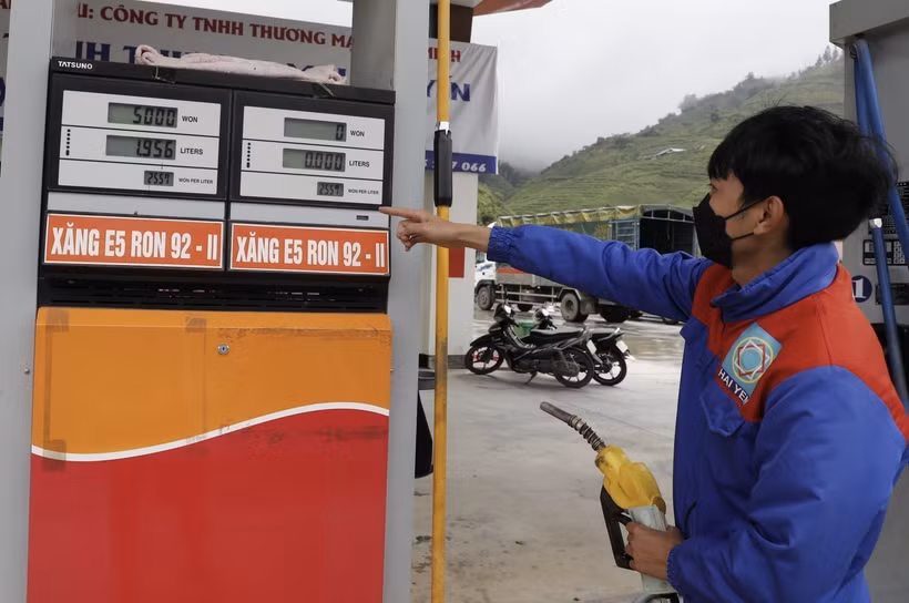 Giá xăng tiếp tục giảm về dưới 25.000 đồng/lít