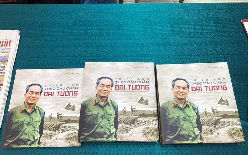 Ra mắt cuốn sách “Triển lãm theo dấu chân Đại tướng”