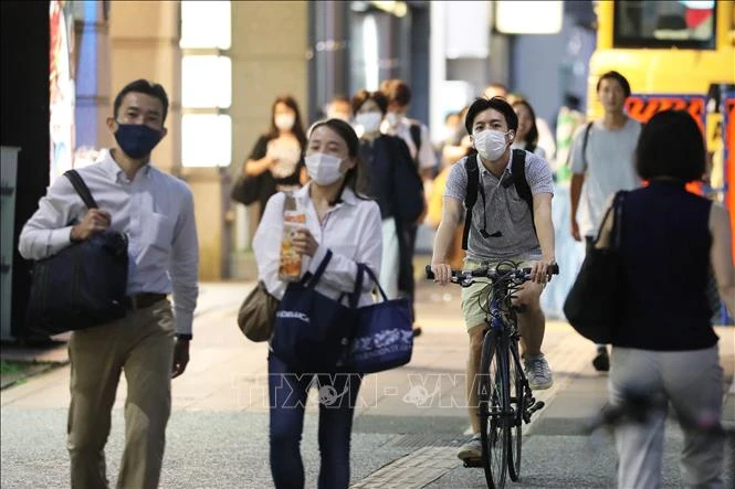 Người dân đeo khẩu trang phòng lây nhiễm COVID-19 tại Tokyo, Nhật Bản, ngày 2/9/2020. Ảnh: THX/ TTXVN