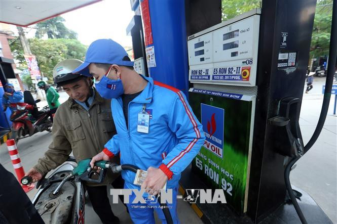 Giá xăng tiếp tục tăng khoảng 700 đồng/lít