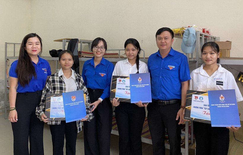 Đại diện lãnh đạo Thành Đoàn Đà Nẵng trao tặng 9 suất quà cho các em. Ảnh: TTXVN phát