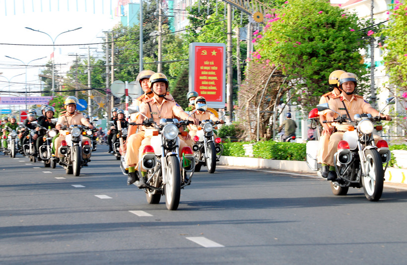 Lực lượng cảnh sát giao thông tỉnh SócTrăng ra quân hực hiện nghiêm quy định về xử phạt vi phạm hành chính trong lĩnh vực giao thông . Ảnh: Tuấn Phi