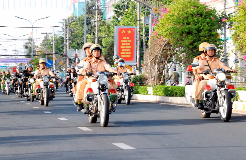 Lực lượng cảnh sát giao thông tỉnh SócTrăng ra quân hực hiện nghiêm quy định về xử phạt vi phạm hành chính trong lĩnh vực giao thông . Ảnh: Tuấn Phi