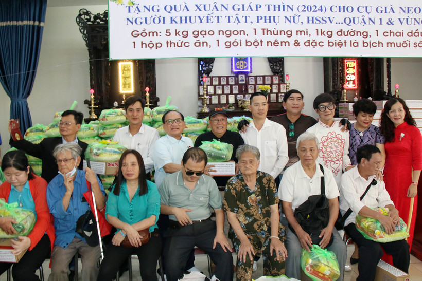 Ban tổ chức trao quà cho người nghèo, người khuyết tật nhân dịp Xuân Giáp Thìn 2024. Ảnh: Tiến Lực - Xuân Khu